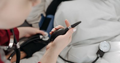 Im Liegen Blutdruck messen: Anleitung